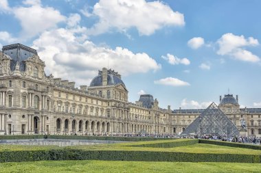 Paris 'teki Louvre Müzesi