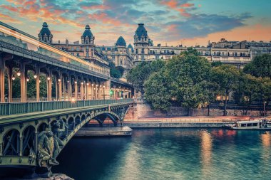 Bir-Hakeim Köprüsü Paris 'te gün batımında