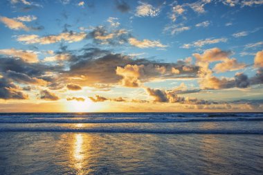 Tropik bir plajda gün batımı