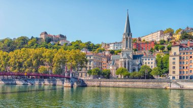 Gündüz vakti Lyon şehrinde.