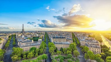 Gün batımında Paris şehri manzarası