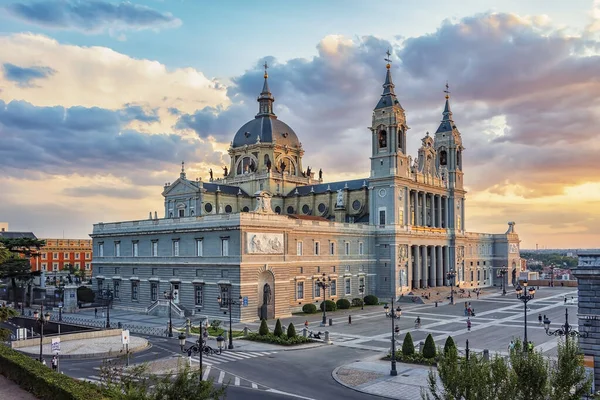 スペインのマドリードにあるアルムデナ大聖堂 — ストック写真