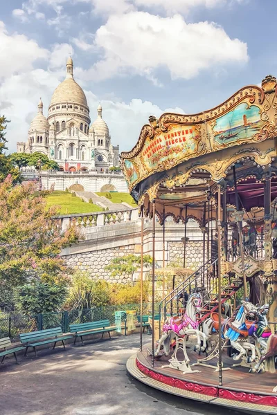 パリのモンマルトルにあるカルーセルとサクレ クール大聖堂 — ストック写真