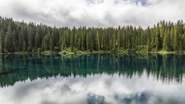 İtalyan Dolomitlerinde Carezza Gölü