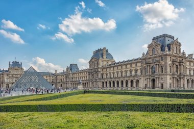 Paris 'teki Le Louvre Müzesi