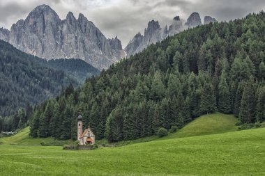 Santa Maddalena 'daki Ranui Şapeli' nde St. John 's ile Dolomitlerin manzarası. İtalya