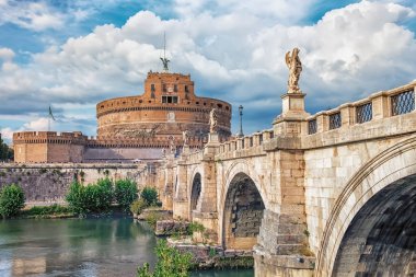 Roma 'daki Tiber Nehri' nin yanındaki Sant 'Angelo Kalesi