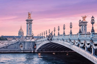 Alexandre III Köprüsü Paris 'te gün batımında