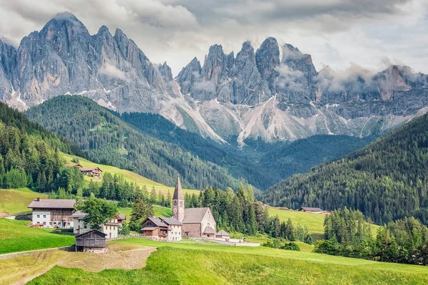 意大利Val Funes山谷 Santa Maddalena村 背景是美丽的Dolomites山 — 图库照片