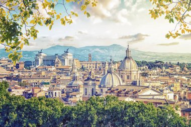 Roma 'nın çatıları gün batımında