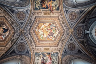 Vatikan 'daki Aziz Peter Bazilikasının mimarisi.