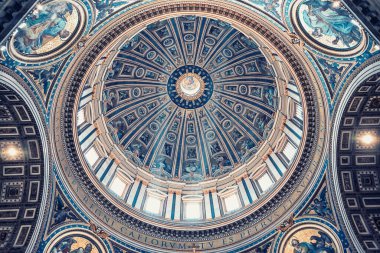 Vatikan 'daki Aziz Peter Bazilikasının mimarisi.