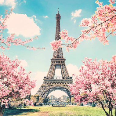 İlkbaharda Paris 'te Eyfel Kulesi