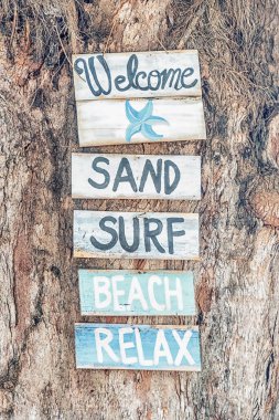 Turizm ve Seyahat Konsepti. Tahta Yön Tabelalı Tabela