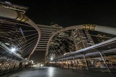 Sathorn bölgesinde modern köprü
