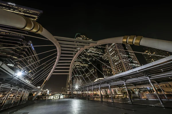 Puente moderno en el distrito de Sathorn —  Fotos de Stock