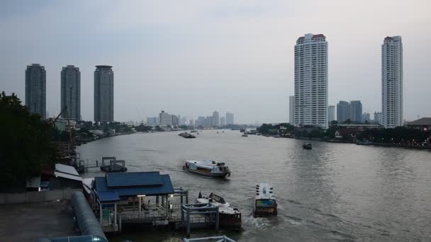 Río Chao Phraya en Bangkok Día de Tailandia Noviembre 2014 — Vídeo de stock