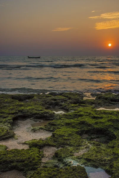 Bateau au coucher du soleil — Photo