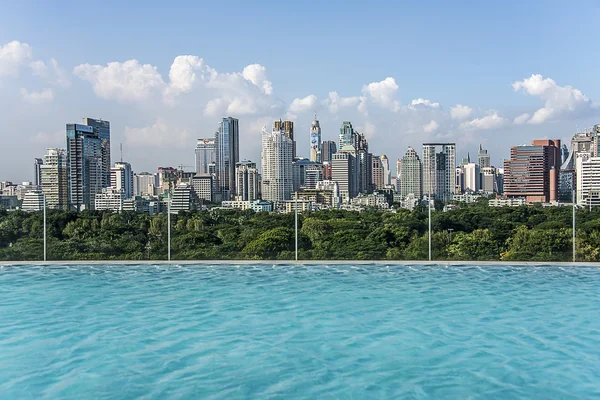 Infinity pool on Bangkok city — Stock Photo, Image