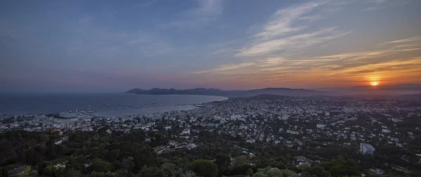 Západ slunce panoráma města Cannes — Stock fotografie