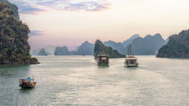 Vietnam 'da gündoğumunda Halong Körfezi
