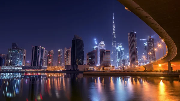 Dubai centro visto bajo el puente — Foto de Stock