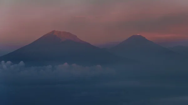 Volcanes Sumbing y Sindoro — Foto de Stock