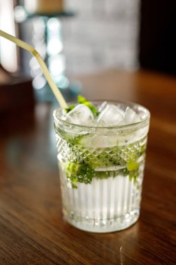 Bir kafede masada limonata.