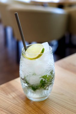 Bardaki masada taze mojito kokteyli. Soğuk tropik kokteyl..