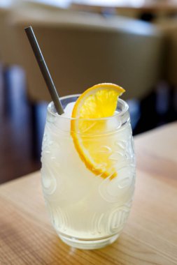 Bir kafede masada limonata.