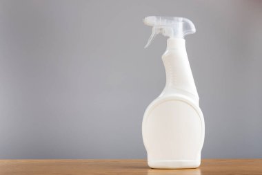 Gri arka planda pencere ve banyo için Deterjan