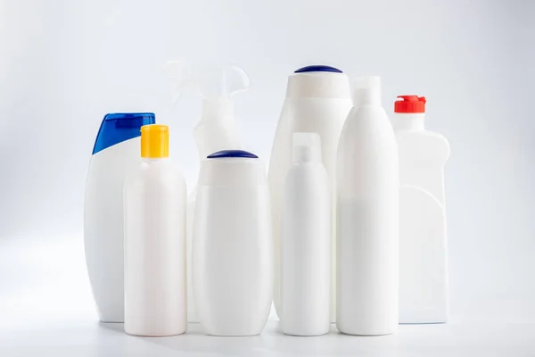 Saç ve vücut temizleyiciler, banyo ve cam temizleyicileri. Beyaz arka planda ev kimyasalları.