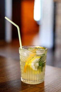 Bir kafede masada limonata.