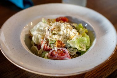 Tabakta taze Sezar salatası