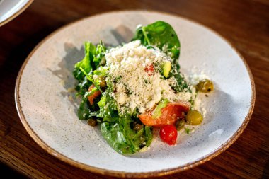 Bitki ve peynirli taze deniz ürünleri salatası.