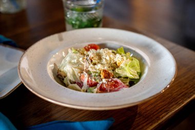 Tabakta taze Sezar salatası