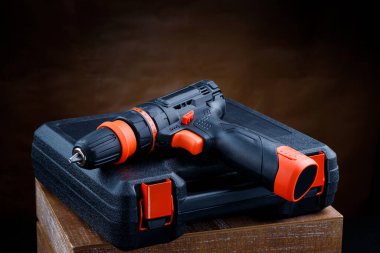 Araçlar için taşıma kutusunda kablosuz elektrikli tornavida.