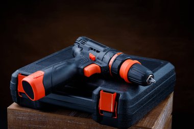 Araçlar için taşıma kutusunda kablosuz elektrikli tornavida.