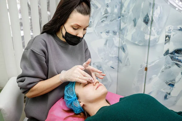 Kamyanets Podilskyi Ucraina Febbraio 2021 Cosmetologo Massaggia Viso Una Giovane Immagini Stock Royalty Free