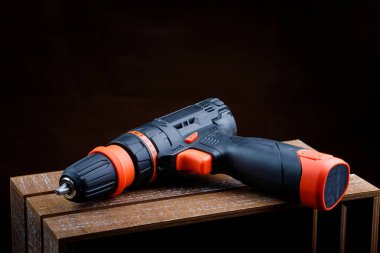 Tahta bir kutuda kablosuz elektrikli tornavida.