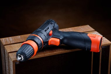 Tahta bir kutuda kablosuz elektrikli tornavida.