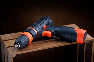 Tahta bir kutuda kablosuz elektrikli tornavida.