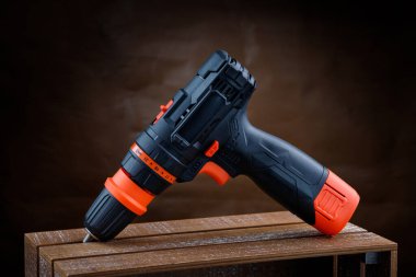 Tahta bir kutuda kablosuz elektrikli tornavida.