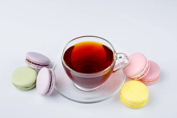 Bir Fincan Çay Beyaz Arka Planda Renkli Kurabiyeler — Stok fotoğraf