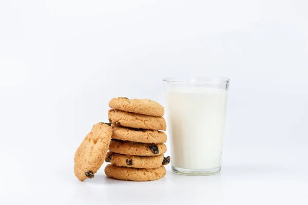 Bicchiere Latte Biscotti Con Uvetta Fondo Bianco — Foto Stock