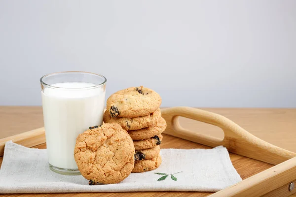 Bicchiere Latte Biscotti Con Uvetta Vassoio Legno — Foto Stock