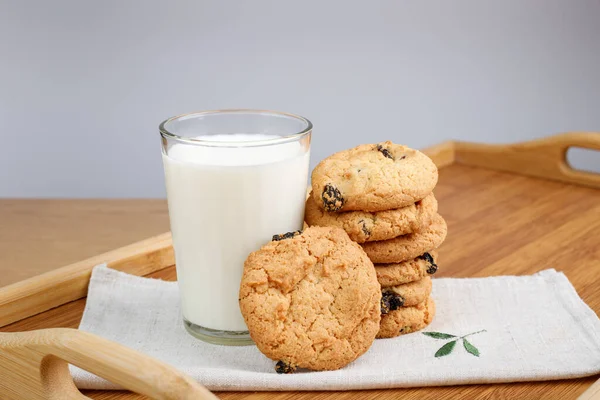 Bicchiere Latte Biscotti Con Uvetta Vassoio Legno — Foto Stock