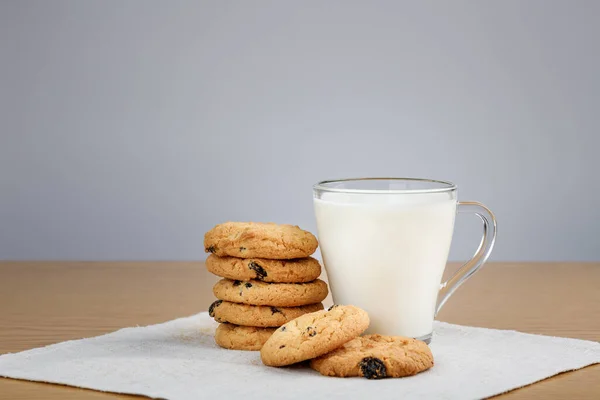 Copo Leite Biscoitos Com Passas Uma Mesa Madeira — Fotografia de Stock