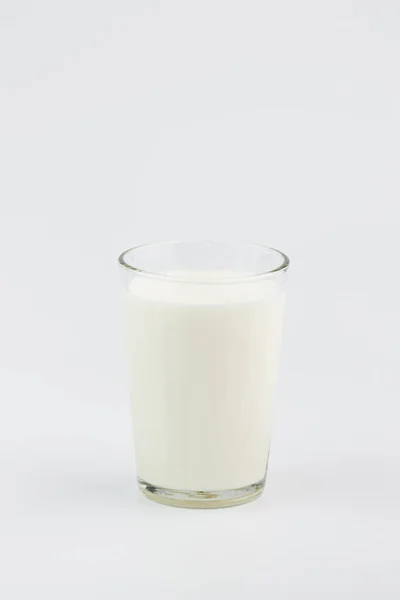 Een Glas Melk Een Witte Achtergrond — Stockfoto