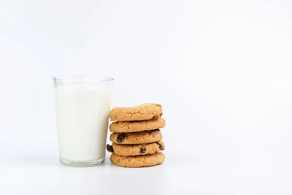 Стакан Молока Печенье Изюмом Белом Фоне — стоковое фото